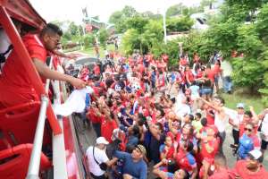 Jogadores do Panamá são recebidos com festa em carreata após participação na Copa