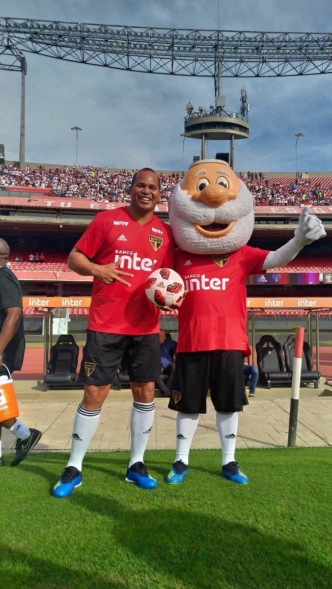 São Paulo treina no Morumbi e apresenta novos uniformes para 2 mil torcedores