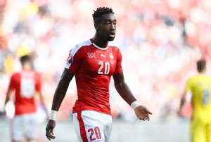 Substituto na zaga suíça, Djourou prevê jogo equilibrado com a Suécia nas oitavas
