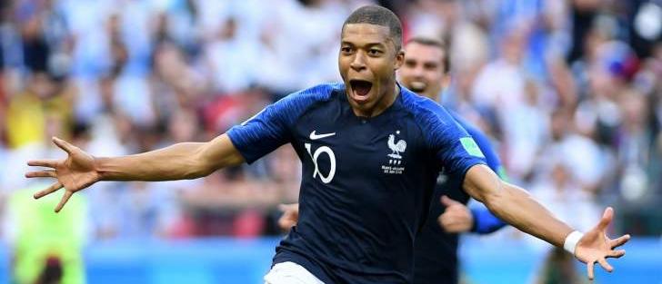 Garoto de 19 anos marca dois gols e sofre um pênalti para a França na vitória por 4 a 3