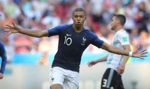 Malouda diz que Mbappé pode se tornar tão bom quanto Cristiano Ronaldo e Messi