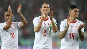 Depois de multar jogadores, Fifa pune Suíça por ofensa e invasão a estádio