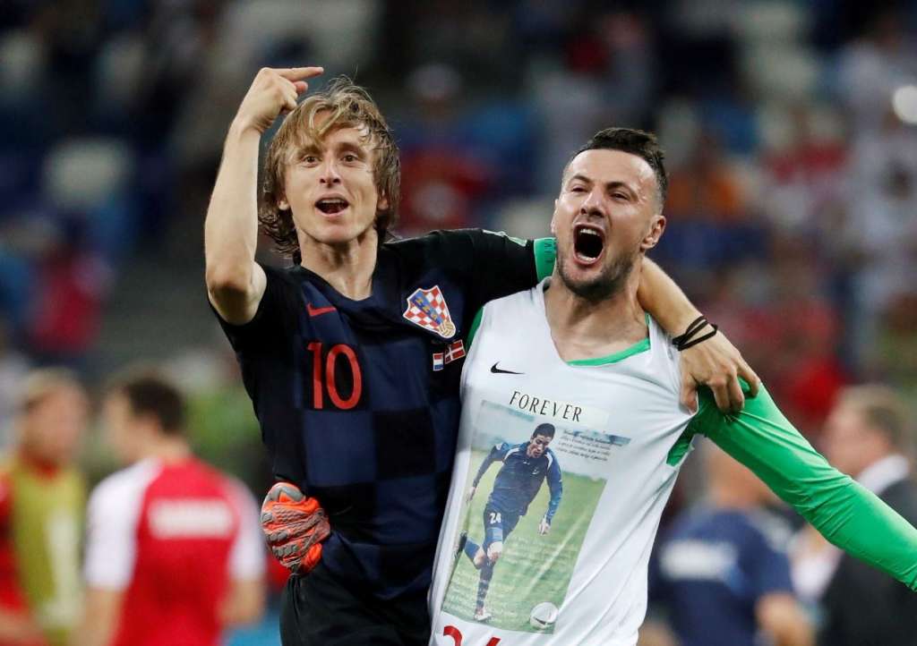 Herói da classificação croata, goleiro homenageia amigo que morreu em campo