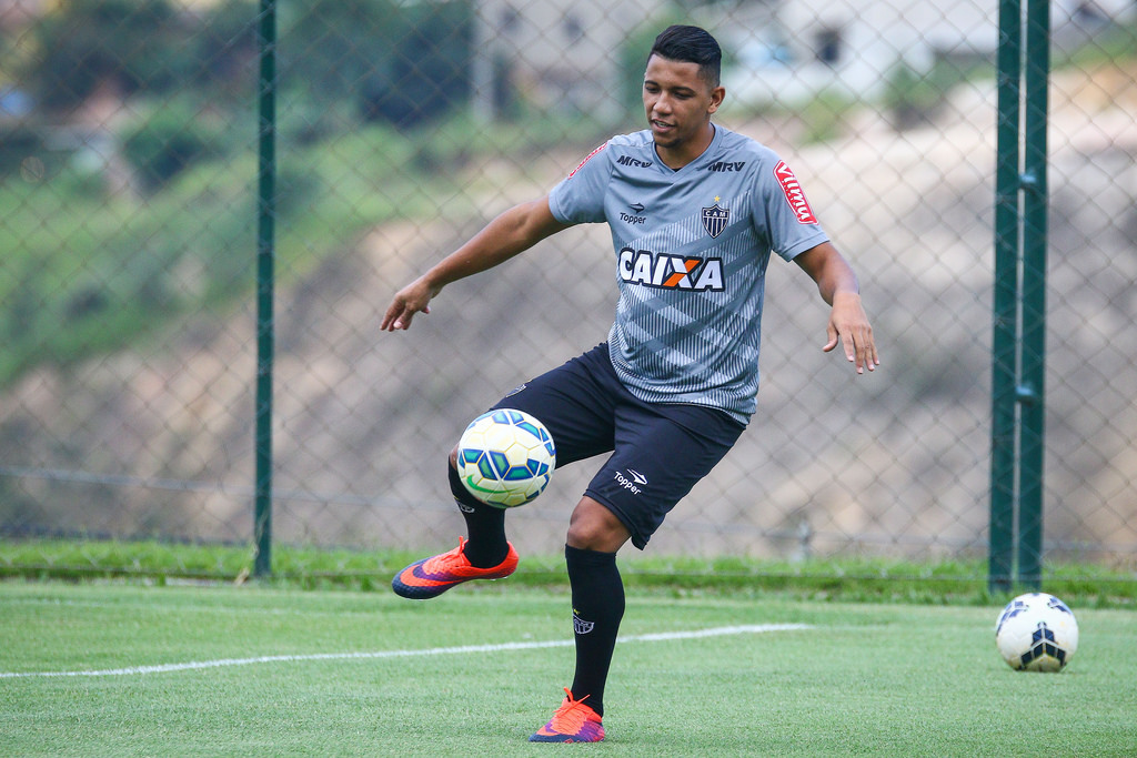 Sem espaço, Atlético-MG empresta jovem volante ao futebol árabe