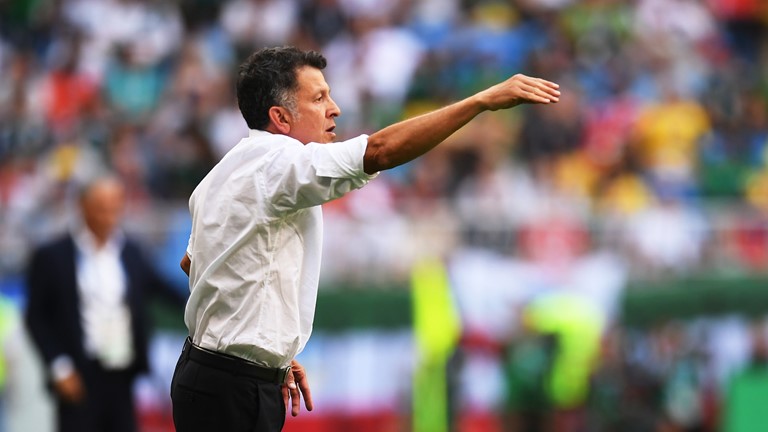 Osorio critica lance de mexicano com Neymar e diz que árbitro fez ‘palhaçada’