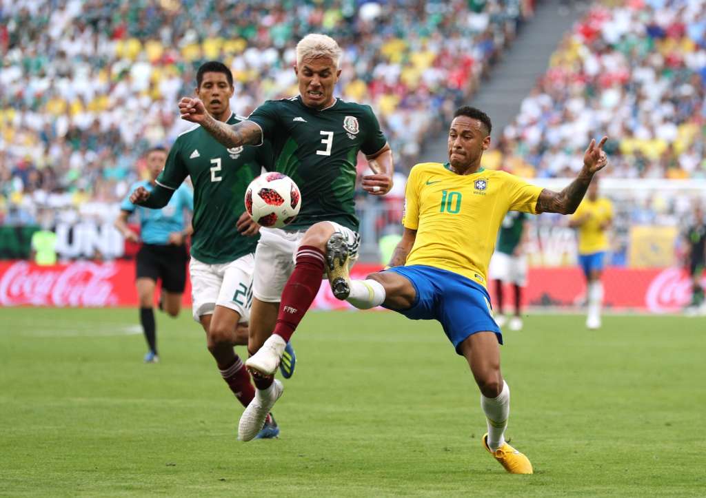 Neymar foi mais uma vez caçado em campo, mas fez a diferença na bola contra o México