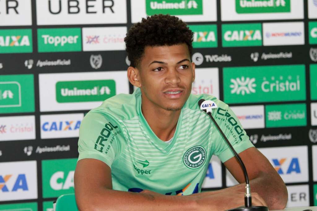 O zagueiro William foi apresentado como reforço do Goiás nesta segunda-feira (Foto: Rosiron Rodrigues/Goiás)