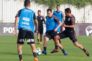 Corinthians treina cedo para ver jogo do Brasil e exalta atuação de Fagner