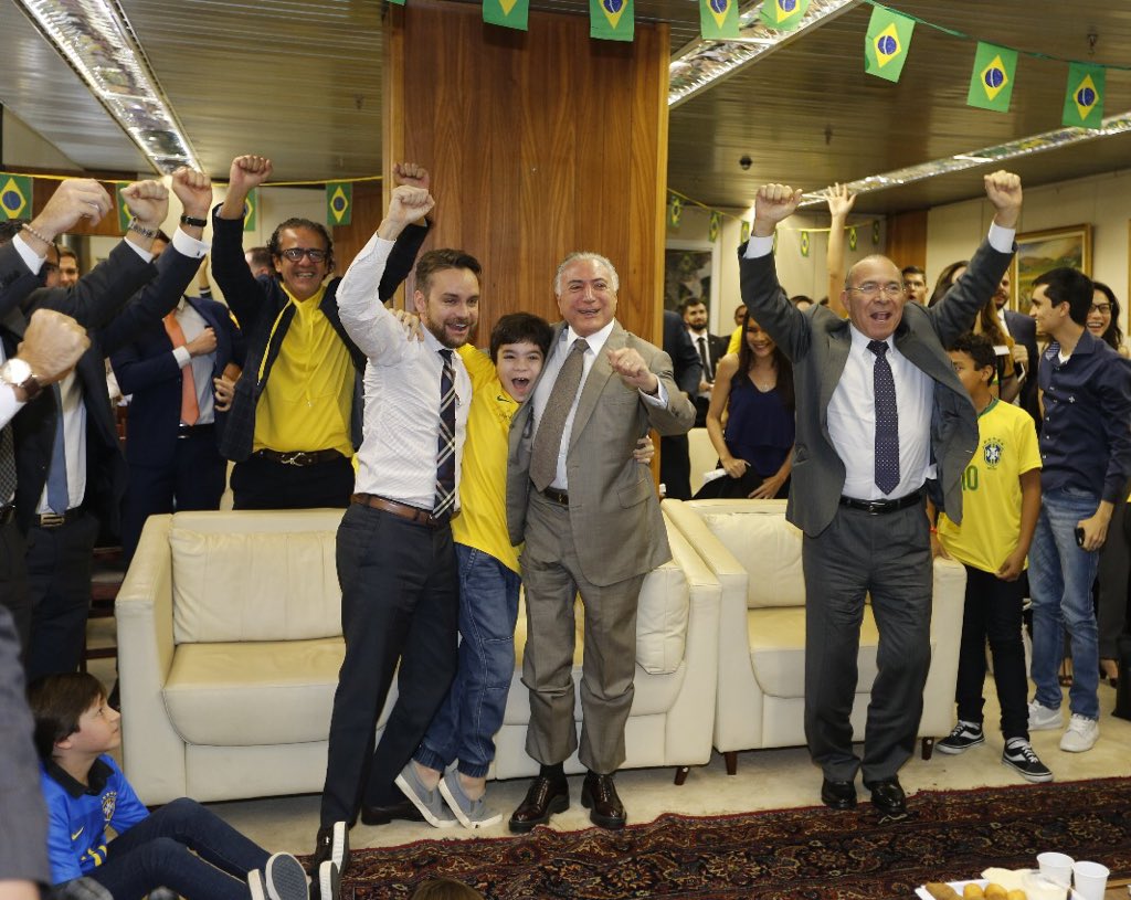 Ao lado de ministros e assessores, Temer assiste à vitória do Brasil no Planalto