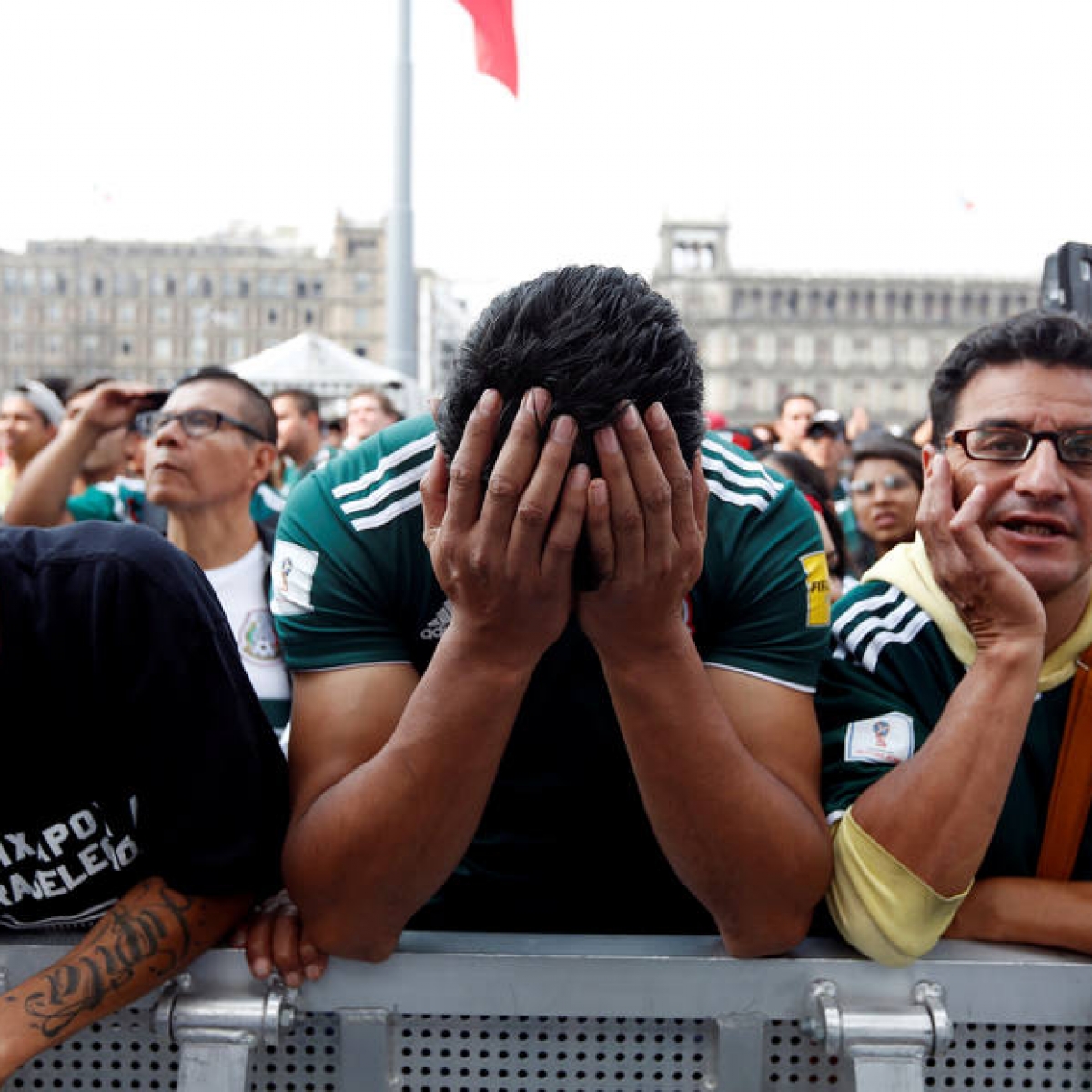 Reunidos em símbolo mexicano, torcedores vivem momentos de alegrias e angústia