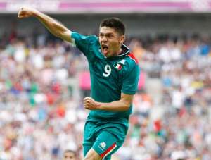 Carrasco do Brasil em 2012, Peralta deixa seleção mexicana após queda na Copa