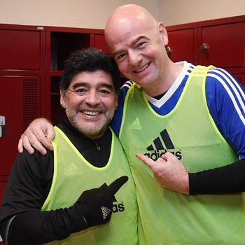 Maradona se oferece para treinar Argentina de graça: ‘Não pediria nada em troca’