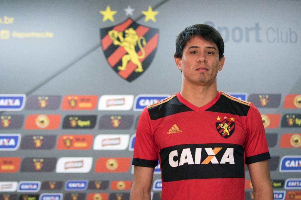 Sport apresenta o lateral-esquerdo Jean: 