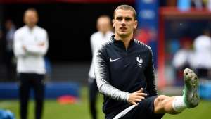 Griezmann e Varane voltam a treinar em atividade descontraída da França