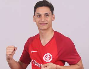Após imbróglio com o Huracán-ARG, meio-campista é apresentado no Internacional