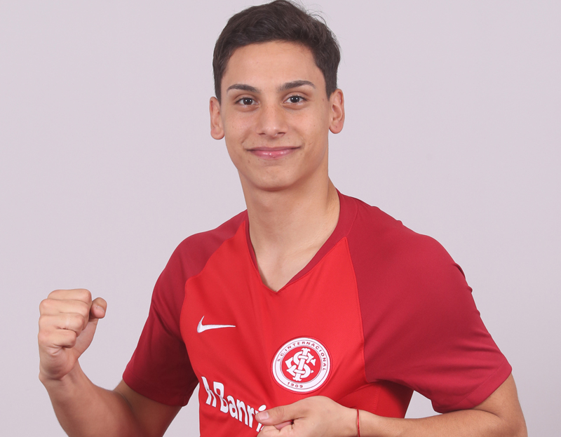 Após imbróglio com o Huracán-ARG, meio-campista é apresentado no Internacional