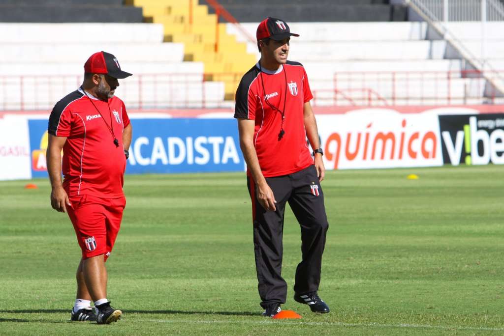 Volante do Botafogo aponta gramado e jogo aéreo como fatores da derrota