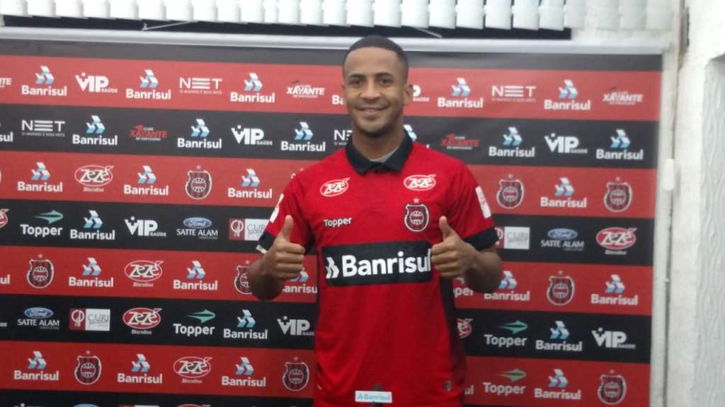 Pereira deve começar jogando contra o CSA. (Foto: Carlos Insaurriaga / GE Brasil)