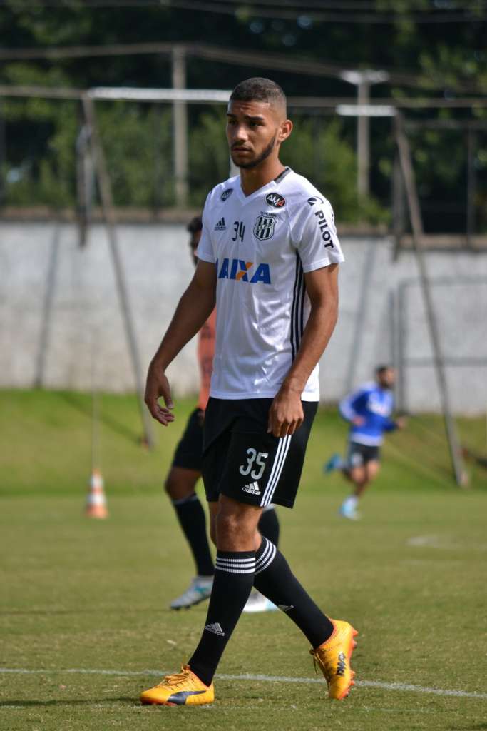 O atacante John Kleber sentiu dores no joelho direito e preocupa o departamento médico da Ponte Preta