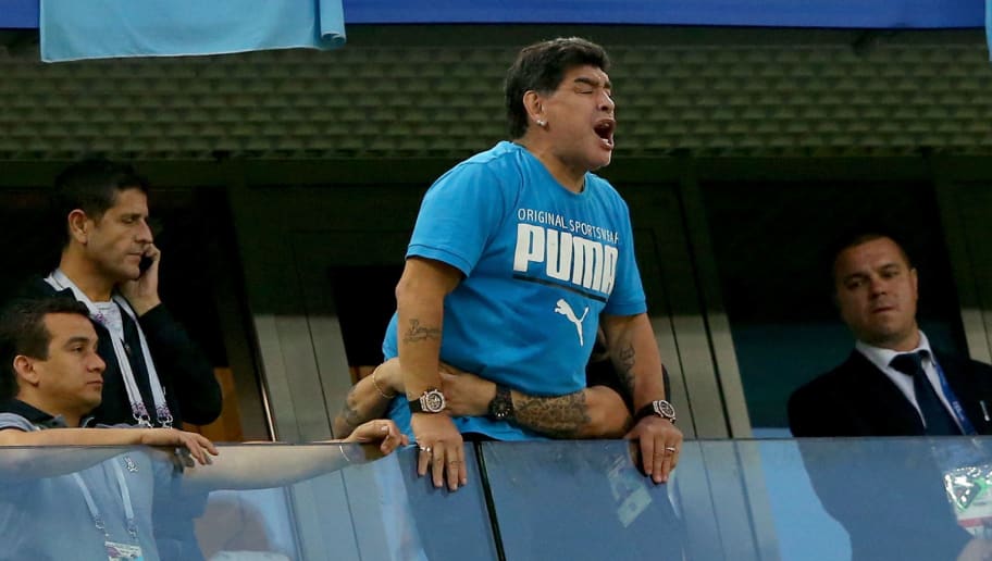 Fifa repreende Maradona por críticas à arbitragem de Colômbia x Inglaterra