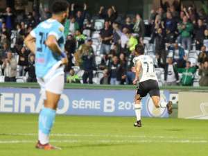 Coritiba 2 x 0 Paysandu - Coxa faz nova vítima em casa e entra no G4