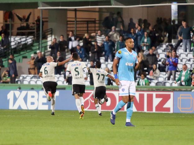 O Paysandu desperdiçou um pênalti no segundo tempo e viu o Coritiba ampliar nos minutos finais