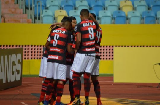 O Atlético-GO acordou no segundo tempo e entrou de vez na briga por uma vaga no G4