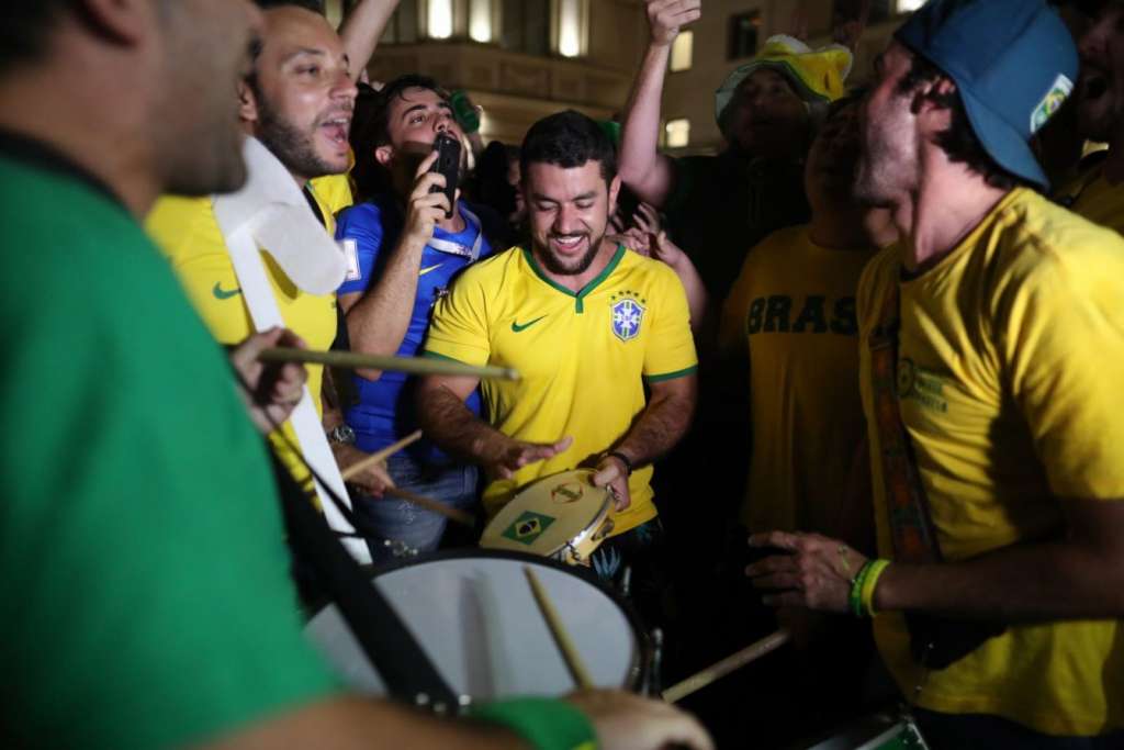 'Regida' pelo Canarinho, torcida faz festa para receber seleção em Kazan