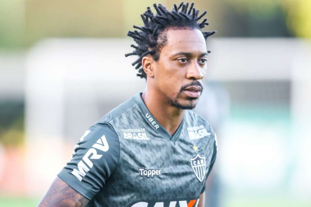 Arouca, volante sem espaço no Atlético-MG, assina por empréstimo com o Vitória