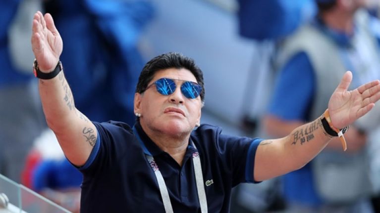 Após ser repreendido, Maradona se desculpa com a Fifa por críticas à arbitragem