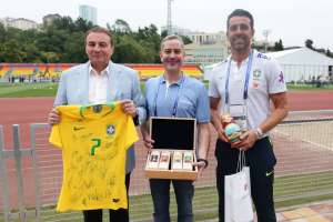 Na despedida da seleção brasileira de Sochi, prefeito da cidade ganha presente