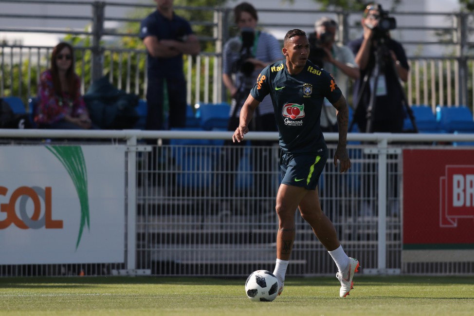 Danilo, lateral do Brasil, sofre lesão e está fora da Copa do Mundo