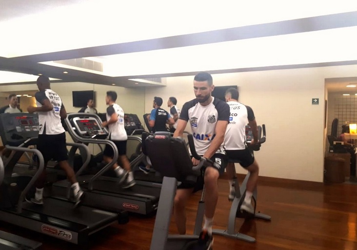 Santos chega ao México e já treina no hotel para amistosos