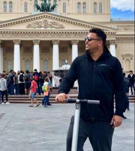 Quem diria! Ronaldo curte dia de cidadão 'comum' e vai de patinete à embaixada em Moscou