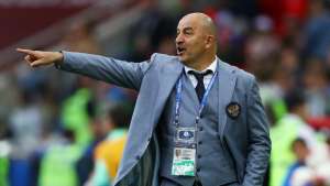 Técnico da Rússia freia euforia, mas diz que ligação de Putin dá motivação extra