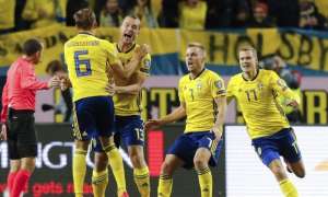 Fifa multa a Suécia por uso de uniforme não autorizado durante jogo contra suíços