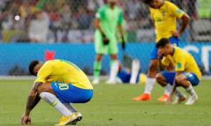 Jogadores da seleção brasileira deixam hotel em Kazan sob aplausos