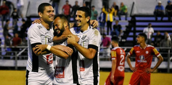 Ariano Paulista fez os dois gols e foi muito festejado pelos companheiros do Bragantino.