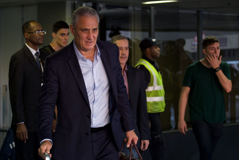 Após eliminação, seleção desembarca no Rio e Tite agradece apoio da torcida