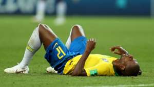 CBF condena ofensas racistas e sai em defesa de Fernandinho: 'Todos iguais'