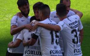 Matheus Matias celebra primeiro gol pelo Corinthians: 'Emoção muito grande'