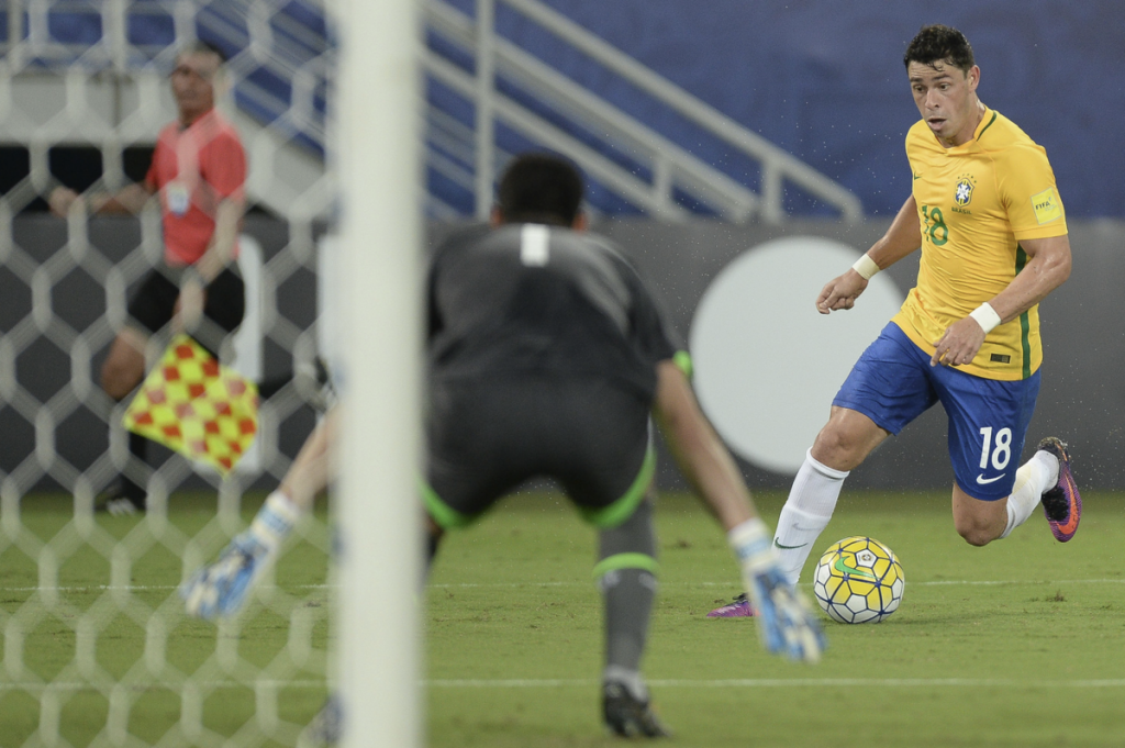 Flamengo deve contratar Giuliano, ex-meia da Seleção Brasileira, por R$ 32 milhões