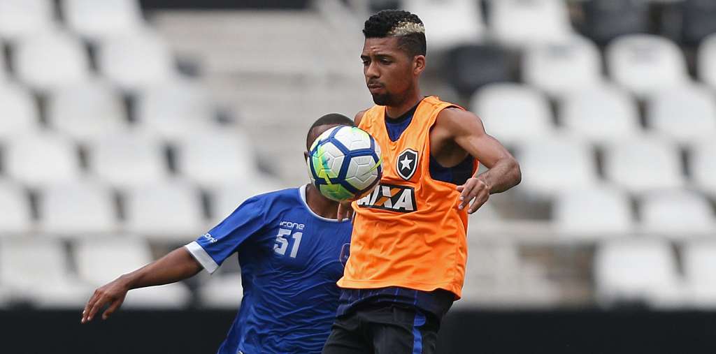 Cria das categorias de base do Botafogo, Matheus Fernandes vinha sendo titular com Alberto Valentim até a parada das competições. FOTO: Botafogo/Divulgação