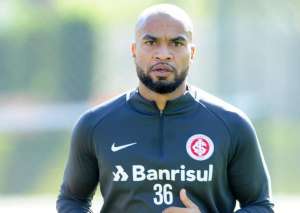 Recuperado, Rodrigo Moledo volta a treinar com bola no Internacional