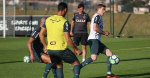 Adilson volta a treinar, mas deve desfalcar Atlético-MG em jogo-treino