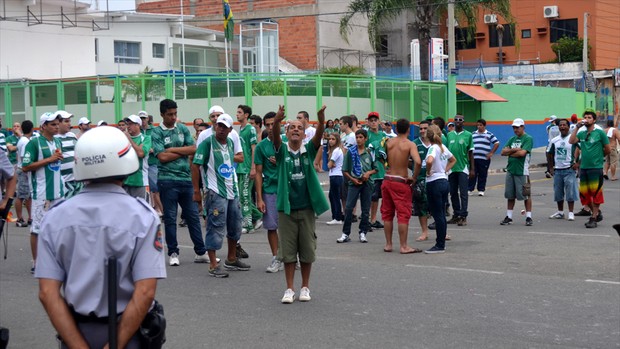 Série B: Duelo entre Guarani e Coritiba acaba com confusão e ônibus é incendiado