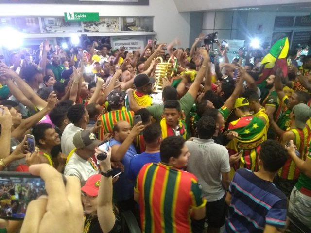 Após título da Copa do Nordeste, Sampaio Corrêa chega a São Luís e desfila em carro aberto
