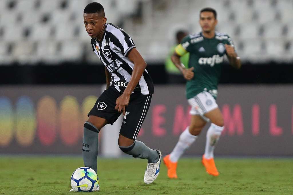 De volta após longo período lesionado, Gustavo Bochecha renova com o Botafogo
