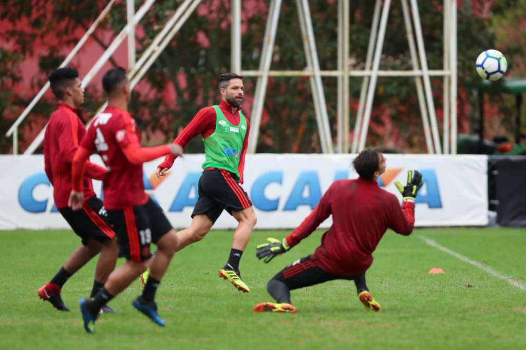 Flamengo treina sem Henrique Dourado e Barbieri faz ajustes na equipe