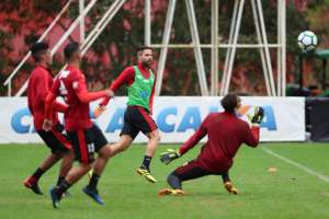 Flamengo treina sem Henrique Dourado e Barbieri faz ajustes na equipe